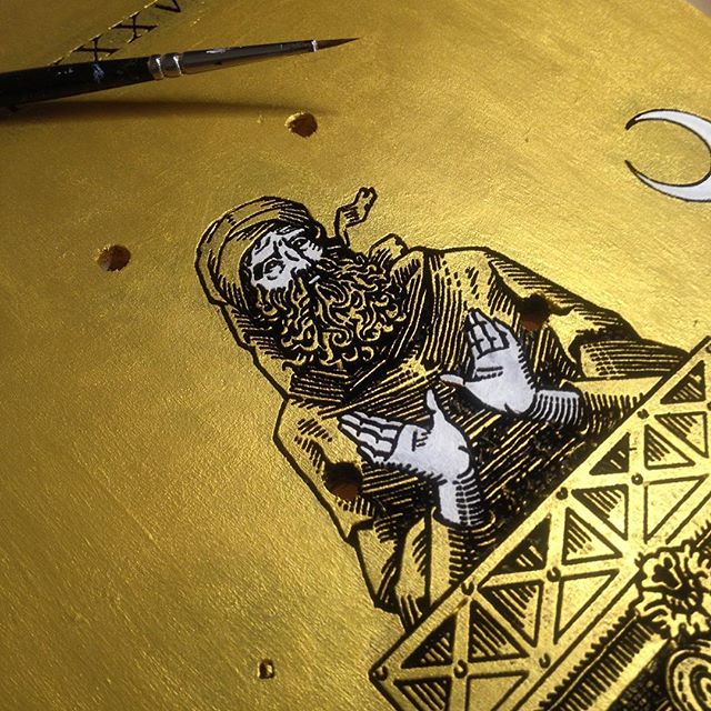 Kindly hosted at @fazidraws studio today, still working on my piece for the "Skateboards Confluence" exhibition.
Applying gold and ivory tones on the carved board.
#wip #workinprogress #stylite #skateboard #fineart #engraving #woodcut #gold #ivory #bible #byzantine #oldtestament #illustration #painting #process #saint #skateboardsconfluence